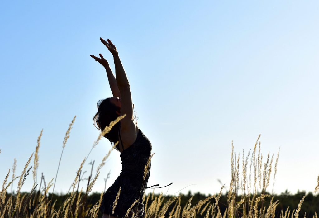 nic-santa-yoga-nuernberg-handshigh-4